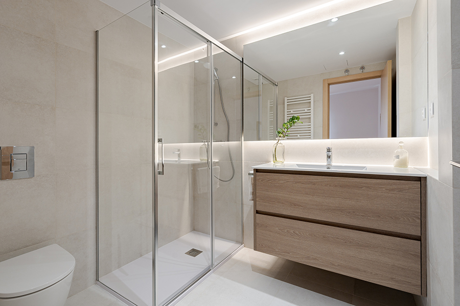 Baño de la suite 1 del piso de 2 habitaciones del Edificio Lérida 8.